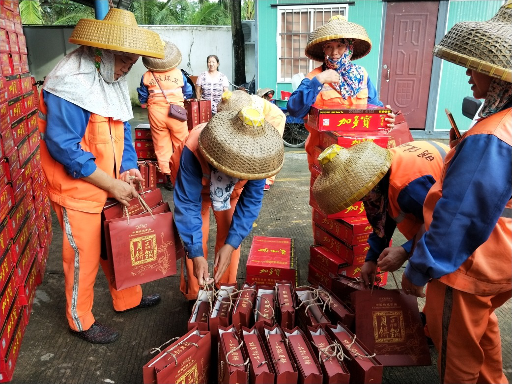 ? ?“中秋佳節(jié)、情暖職工” ? ? ? ? ?-----明佳集團(tuán)黨支部及工會(huì)組織開展中秋慰問(wèn)活動(dòng)